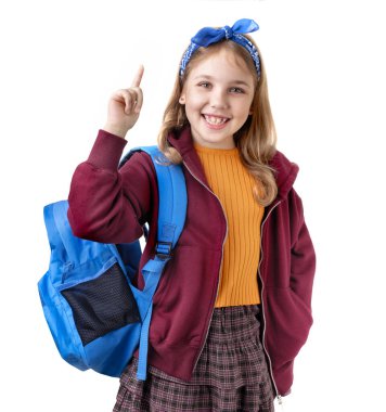 Okul çantasıyla gülümseyen beyaz yüzlü, sırt çantalı beyaz bir kız çocuğu. Mutlu liseli kız, okul konseptine dön..