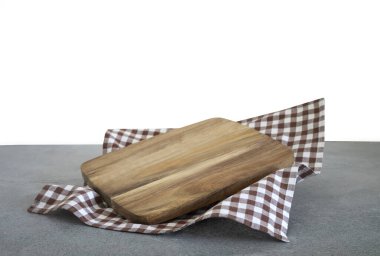 Boş tahta kesme tahtası, piknik masası örtüsü, yemek reklamı, vitrin. Tanıtım şablonu, arkaplan.