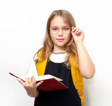 Caicasian 'lı zeki çocuk kız kılıklı, sırt çantalı, kitaplı, eğitim koğuşlu liseli kız. Beyaz arka planda bütünleyici bir kadın. Gözbebeği..