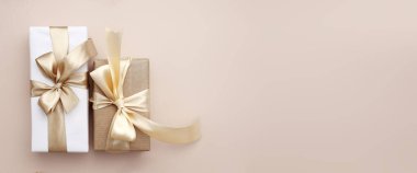 Noel hediyeleri yatay afiş, kadınlar günü arka planı, sevgililer günü arkaplanı. Mevcut kutular üst görünümde. Tatil selamlama kavramı.