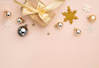 Toplar ve hediye kutusunun Noel kompozisyonu. Üst görünüm boş uzay yeni yıl arkaplanı, perde arkası. Zarif altın dekor düz yatıyordu. Lüks şablon.