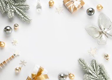 Noel çerçevesi, üst görünüm arkaplan boş kopya alanı. Gümüş altın ağaç topları kutuları sunar. Yeni yıl arkaplanı..