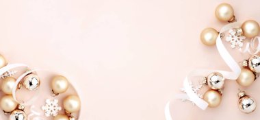 Noel ağacı topları yatay çerçeve, arka plan. Pembe tatil arkaplanı boş kopya alanı. Yeni Yıl Düzeni.