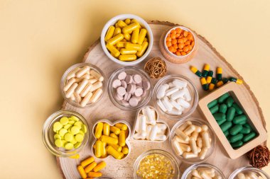 D3 vitamini, C vitamini, B vitamini, A vitamini, magnezyum, laktoz kapsülü, çinko, kalsiyum, probiyotik gibi farklı besin maddeleri, mineraller ve vitaminler daha sağlıklı olmak için kavanozlarda kullanılır..