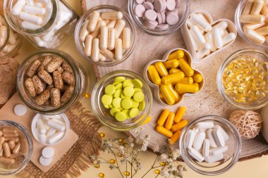 D3 vitamini, C vitamini, B vitamini, A vitamini, magnezyum, laktoz kapsülü, çinko, kalsiyum, probiyotik gibi farklı besin maddeleri, mineraller ve vitaminler daha sağlıklı olmak için kavanozlarda kullanılır..