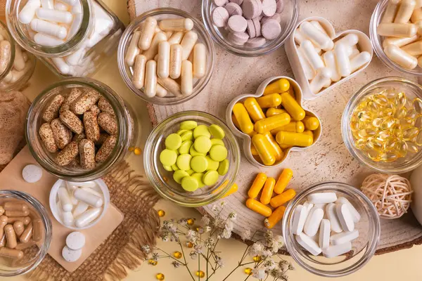 Diferentes Suplementos Nutricionales Minerales Vitaminas Como Las Cápsulas Blandas Vitamina Imágenes de stock libres de derechos
