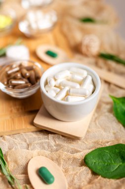 Küçük bir seramik kasede güzel bir kompozisyonda Homeopati hapları. Homeopatik ilaç. Alternatif ilaçlar.