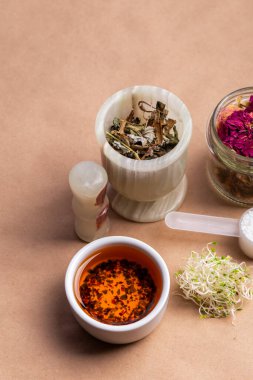 Homeopati. Homeopatik ilaçlar, küçük haplar, arka planda cam bir kavanozda bitkiler. Alternatif tıp.