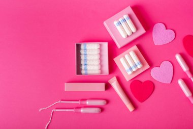 Pembe arka planda çok sayıda regl hijyeni tamponu ve güzel bir kompozisyon. Adet döneminde kadınlar için yumuşak pamuk emici adet tamponları. Kadın hijyeni.. 