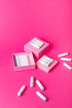 Pembe arka planda çok sayıda regl hijyeni tamponu ve güzel bir kompozisyon. Adet döneminde kadınlar için yumuşak pamuk emici adet tamponları. Kadın hijyeni.. 