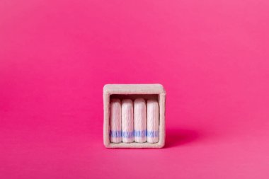 Pembe arka planda çok sayıda regl hijyen tamponu ve güzel bir kompozisyon. Adet döneminde kadınlar için yumuşak pamuk emici adet tamponları. Kadın hijyeni.. 