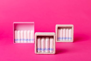 Pembe arka planda çok sayıda regl hijyen tamponu ve güzel bir kompozisyon. Adet döneminde kadınlar için yumuşak pamuk emici adet tamponları. Kadın hijyeni.. 