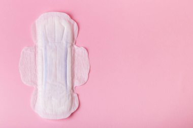 Pembe arka planda regl pedi, üst görünüm.