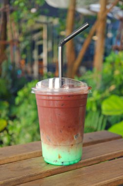 Tahta Bahçe Masasında Buzlu Naneli Çikolatalı Latte