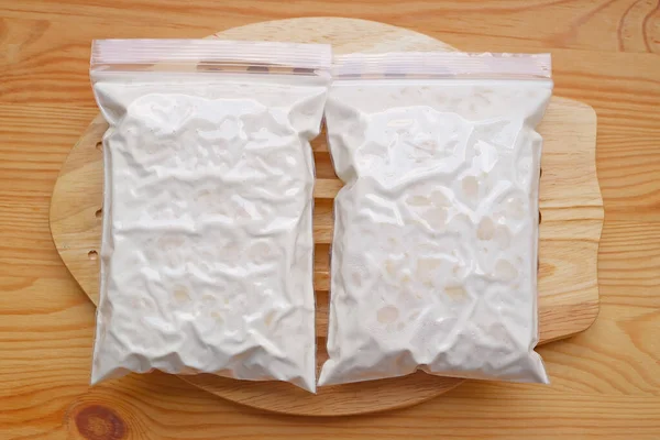 用厚重和浓密的白色菌丝包裹的浸渍袋中发酵大豆后制成的淡豆 — 图库照片