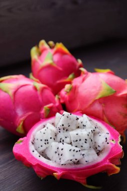 Ağız sulandıran Taze Olgun Ejderha Meyvesi Arkaplanda Tüm Meyveler Bulanık