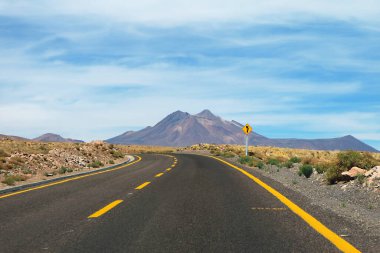 Atacama Çölü, Antofagasta Bölgesi, Kuzey Şili, Güney Amerika 'daki Boş Çöl Yolu üzerindeki Kavisli Yol İşareti