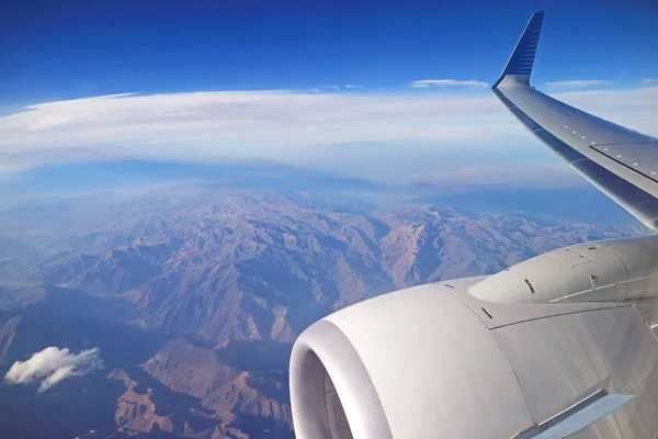 サンティアゴ チリから北地域 南アメリカへの飛行中に飛行機の窓から見たアンデスの空の眺め — ストック写真