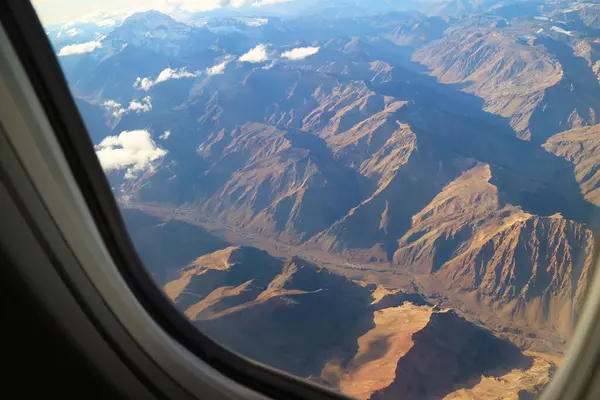 アンデス山脈の信じられないほどの空中ビュー飛行中の飛行機の窓からの眺めチリ北部 南アメリカ — ストック写真