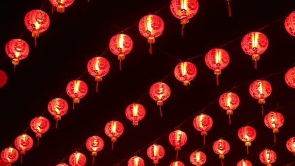 农历新年期间 在柔和的夜风中 一排排挂着的中国灯笼被视为吉祥的咒语 — 图库视频影像