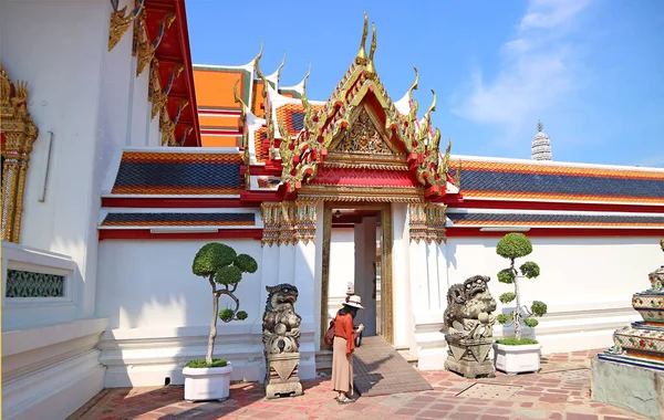 Visitante Feminina Lindo Portão Interno Templo Buda Reclinado Wat Pho — Fotografia de Stock