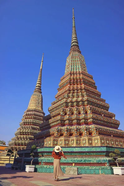 Viajante Feminino Sendo Impressionado Pelo Lindo Phra Maha Chedi Rajakarn — Fotografia de Stock