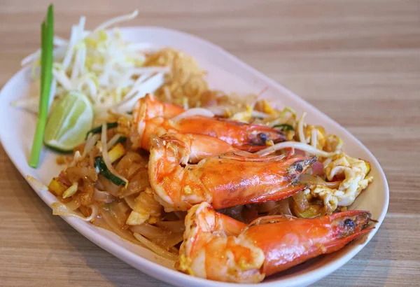 Yakın plan Ağız Sulama Pad Tayland Eriştesi Nehir Karidesleri Dolu