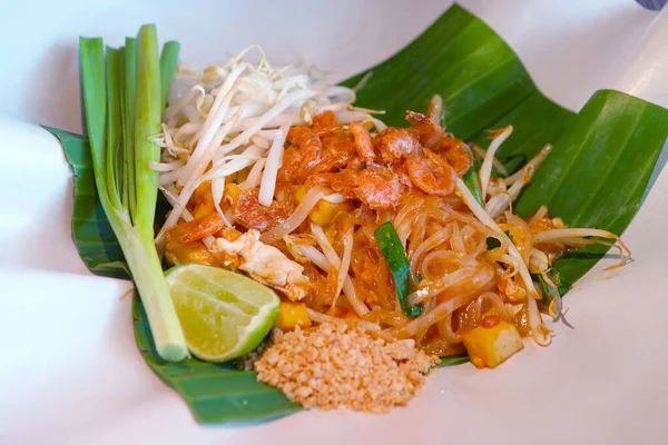 Plate Delectable Rustic Style Pad Thai Noodle — Stock Photo, Image