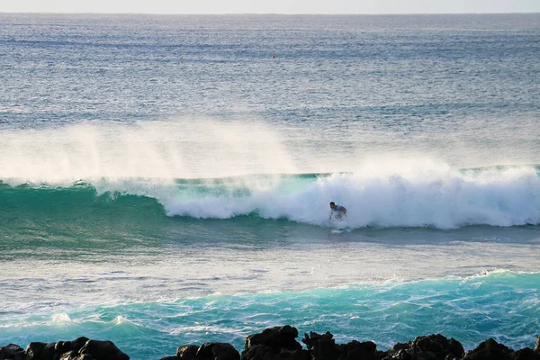 一名男子在南美洲伊斯特岛Hanga Roa镇的太平洋巨浪中冲浪 — 图库照片