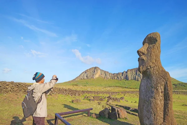 Visitatore Che Scatta Foto Moai Vere Haho Traveling Moai Moai — Foto Stock
