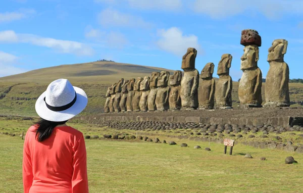 Mujer Visitando Las Icónicas Quince Estatuas Moai Ahu Tongariki Plataforma — Foto de Stock