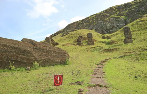 Rano Raraku Yanardağının Yamacındaki Patikalar Terk Edilmiş Büyük Bir Moai — Stok fotoğraf