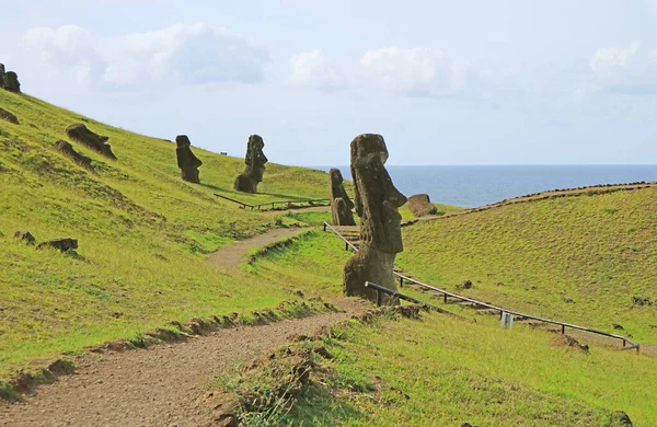 Rano Raraku Vulkán Lejtőjén Történelmi Moai Kőbányában Szétszórt Elhagyatott Hatalmas — Stock Fotó