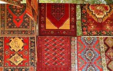 Erivan, Ermenistan 'daki Vernissage Yerel Pazarı' nda satılık çeşitli halı desenleri