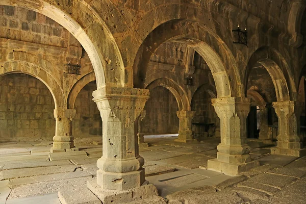 アルメニアのローリ県の中世サナヒーン修道院の教会の廊下の見事なインテリア — ストック写真