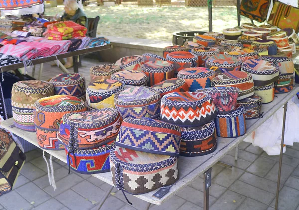 Stapel Lebhafter Farbiger Armenischer Traditioneller Hüte Namens Arakhchin Auf Dem — Stockfoto