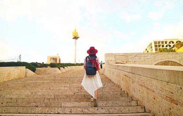 Kobieta Podróżująca Wspinająca Się Kaskadę Erywań Słynny Punkt Orientacyjny Centralnej — Zdjęcie stockowe