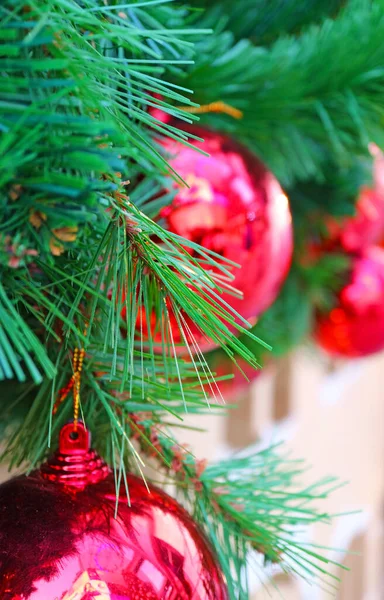 Χριστουγεννιάτικο Δέντρο Ένα Μάτσο Λαμπερά Κόκκινα Στολίδια Μπάλες — Φωτογραφία Αρχείου