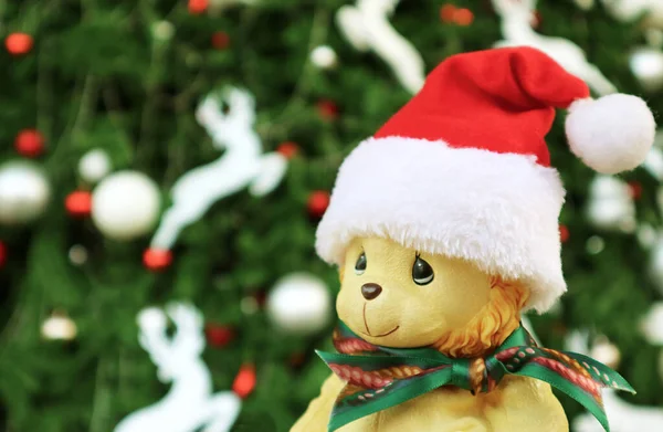 Brinquedo Adorável Leão Bebê Chapéu Santa Com Árvore Natal Borrada — Fotografia de Stock