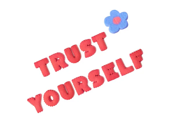 Parola Trust Yourself Scritto Con Biscotti Alfabeto Rosso Blu Marshmallow — Foto Stock