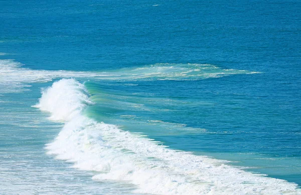 Luchtfoto Van Krachtige Golven Spatten Levendige Turquoise Blauwe Oceaan — Stockfoto