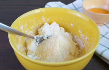 Brezilya peynirli ekmek pişirmek için hamura parmesan peyniri ekleniyor