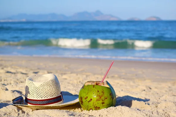 Świeże Młode Kokosy Słomkowym Kapeluszu Okularach Przeciwsłonecznych Piaszczystej Plaży Copacabana — Zdjęcie stockowe