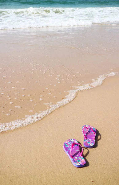 Para Fioletowych Sandałów Plaży Plecakiem Plaża Copacabana Brazylia — Zdjęcie stockowe