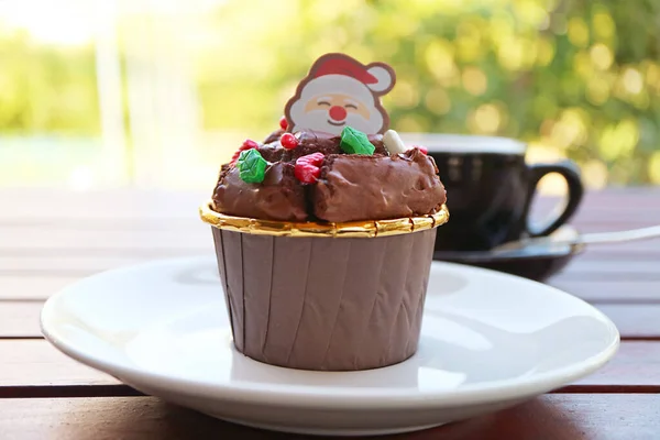 Närbild Choklad Cupcake Toppad Med Jultomten Godis Och Julströssel — Stockfoto