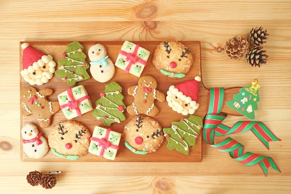 Top Pohled Dřevěný Chléb Plný Vybraných Vánočních Sušenek Zdobené — Stock fotografie