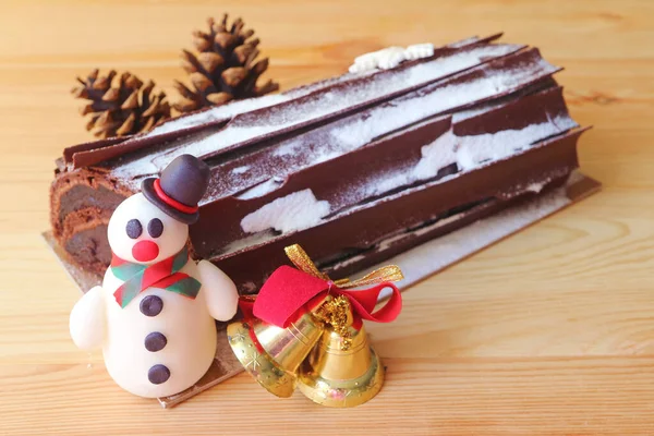 Selektivní Čokoládový Koláč Yule Rozmazaným Sušeným Borovicovým Kuželem Vánoční Ozdobou — Stock fotografie