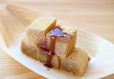 Kuromitsu şurubu serpilmiş Warabimochi adında nefis bir Japon geleneksel şekerlemesi.