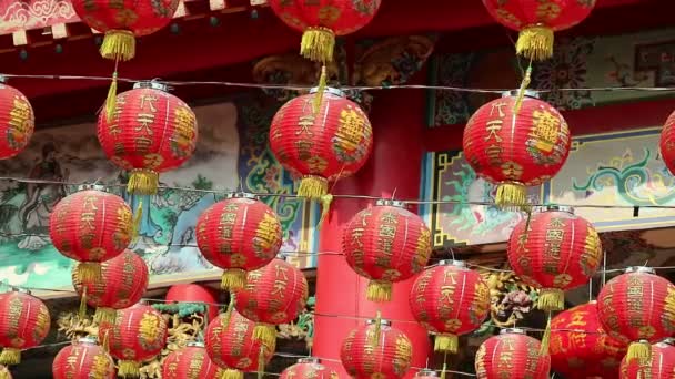 太陽の光の映像で旧正月の間にラッキーチャームとして表示される中国のハンギングランタンの行 — ストック動画