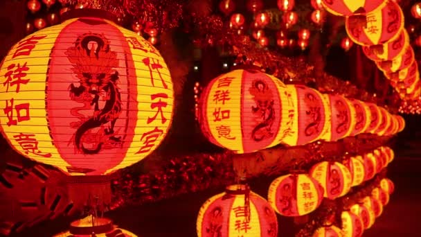 旧正月のお守りとして 行に挨拶の言葉が表示される中国のぶら下がり提灯の映像 — ストック動画
